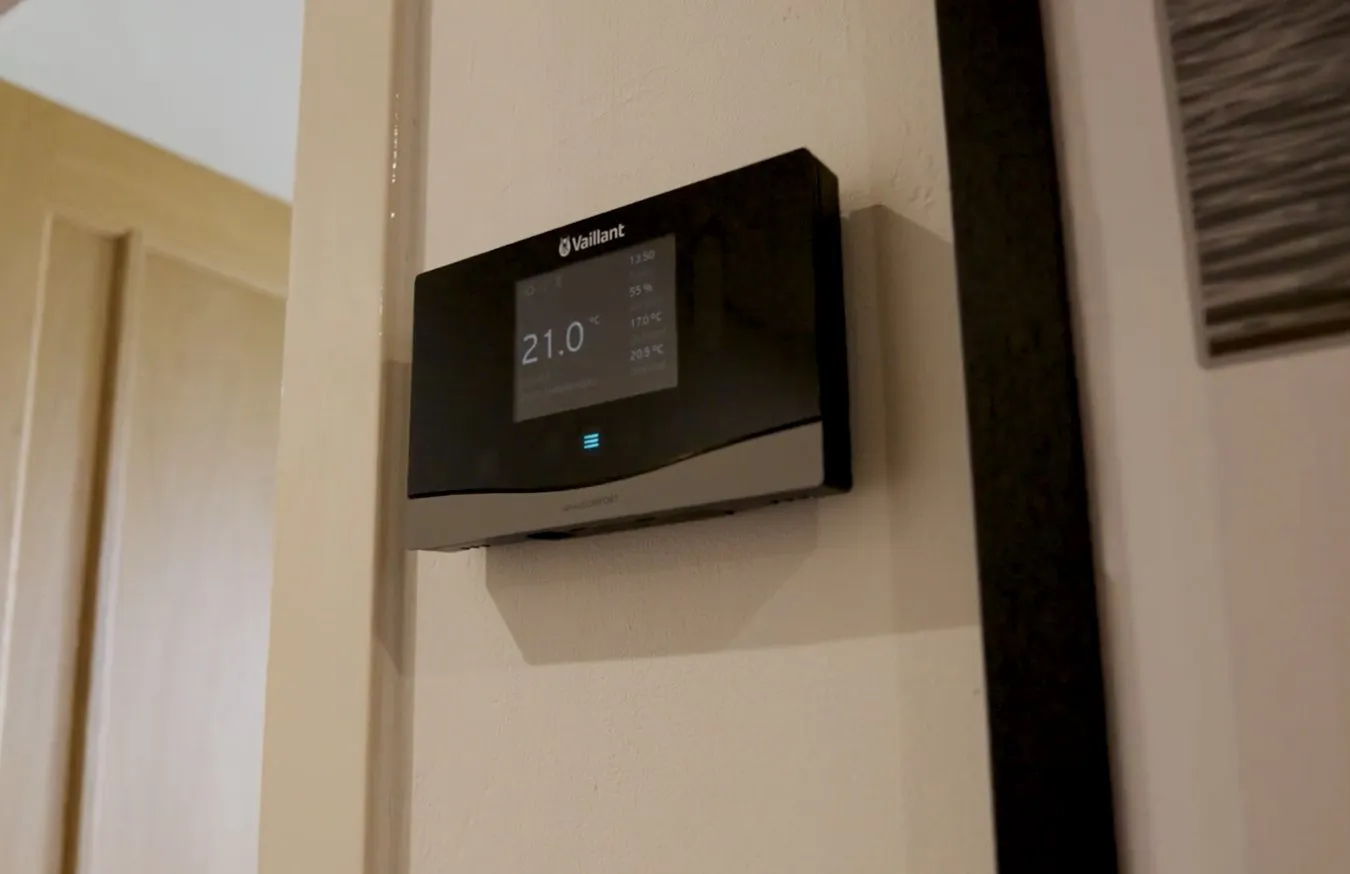 Vaillant smart control inside the Evanton customer's home, showing a steady 21°C room temperature